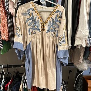 VEVERET Boutique Embroidered V-Neck Boho Top - Blue and Cream LARGE OVERSIZED.